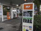 Carburanti, i prezzi sfidano il tonfo del petrolio: benzina a un soffio dai 2 euro al litro