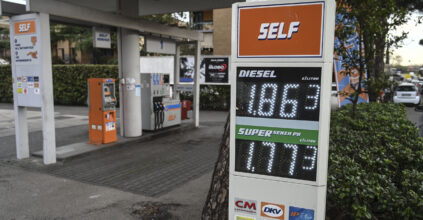 Carburanti, i prezzi sfidano il tonfo del petrolio: benzina a un soffio dai 2 euro al litro