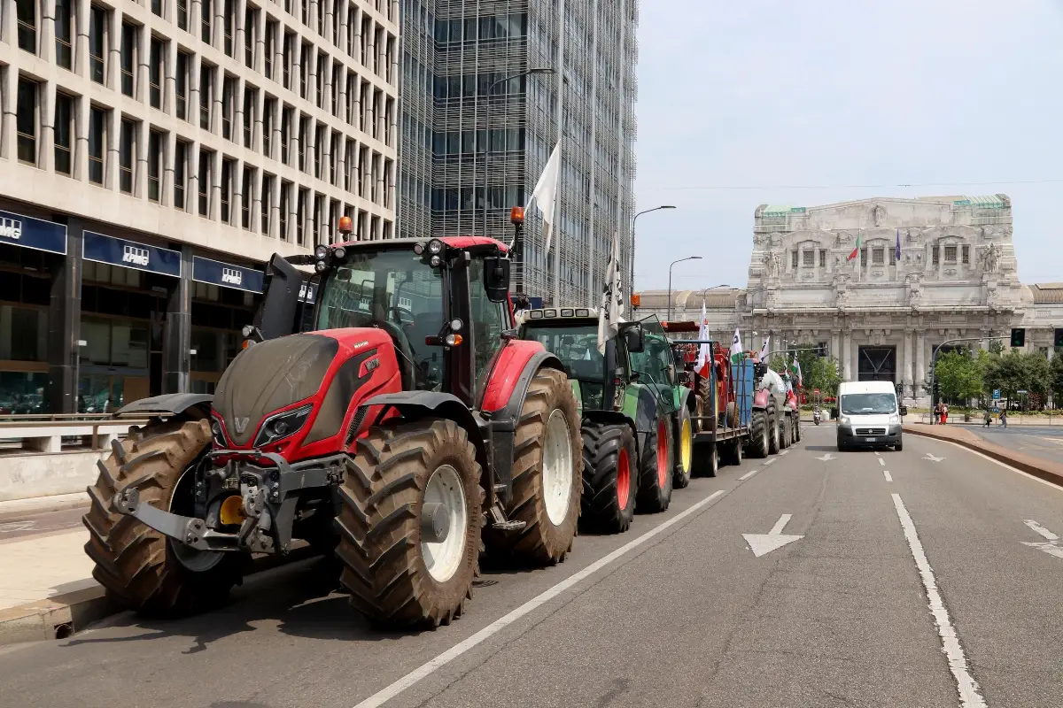 trattori proteste in europa, italia compresa