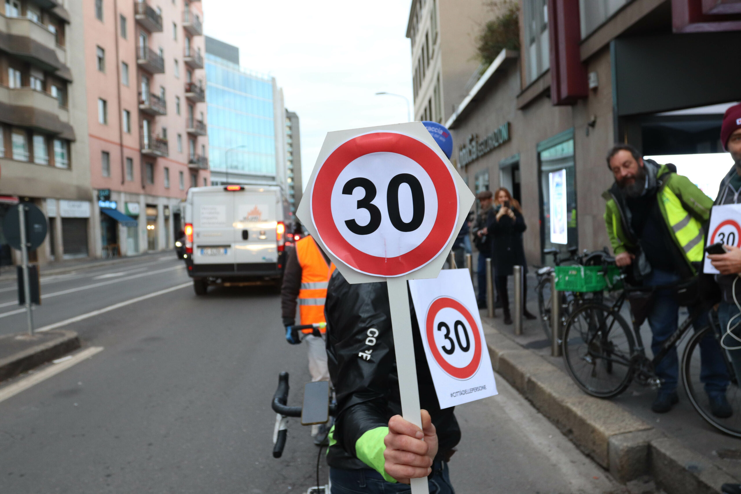 Auto, ecco perché 30 (km/h) è meglio di 50