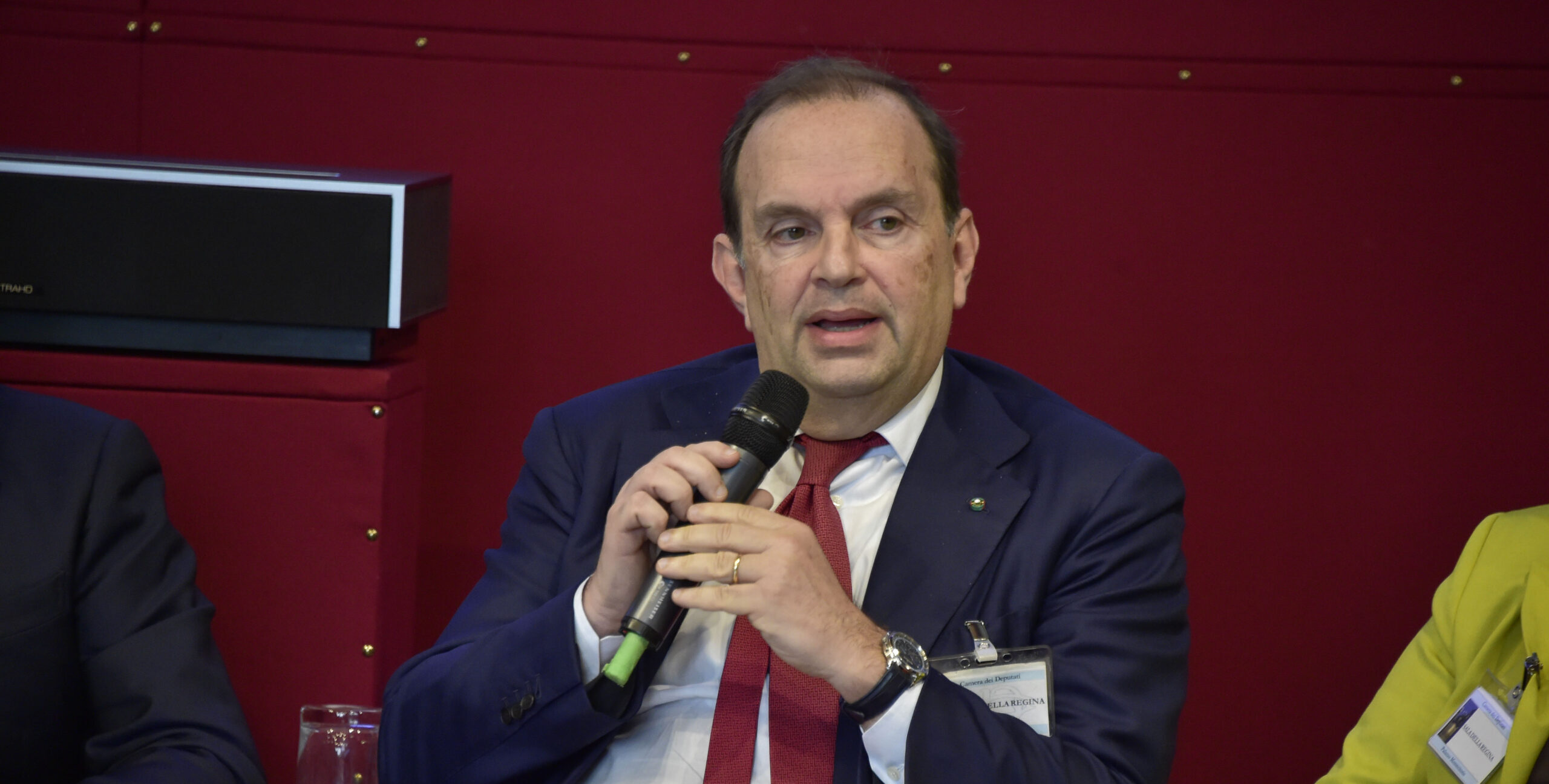 Regina (Confindustria) contro Bruxelles: “Misure inadeguate e ideologiche, l’industria rischia la deindustrializzazione”.