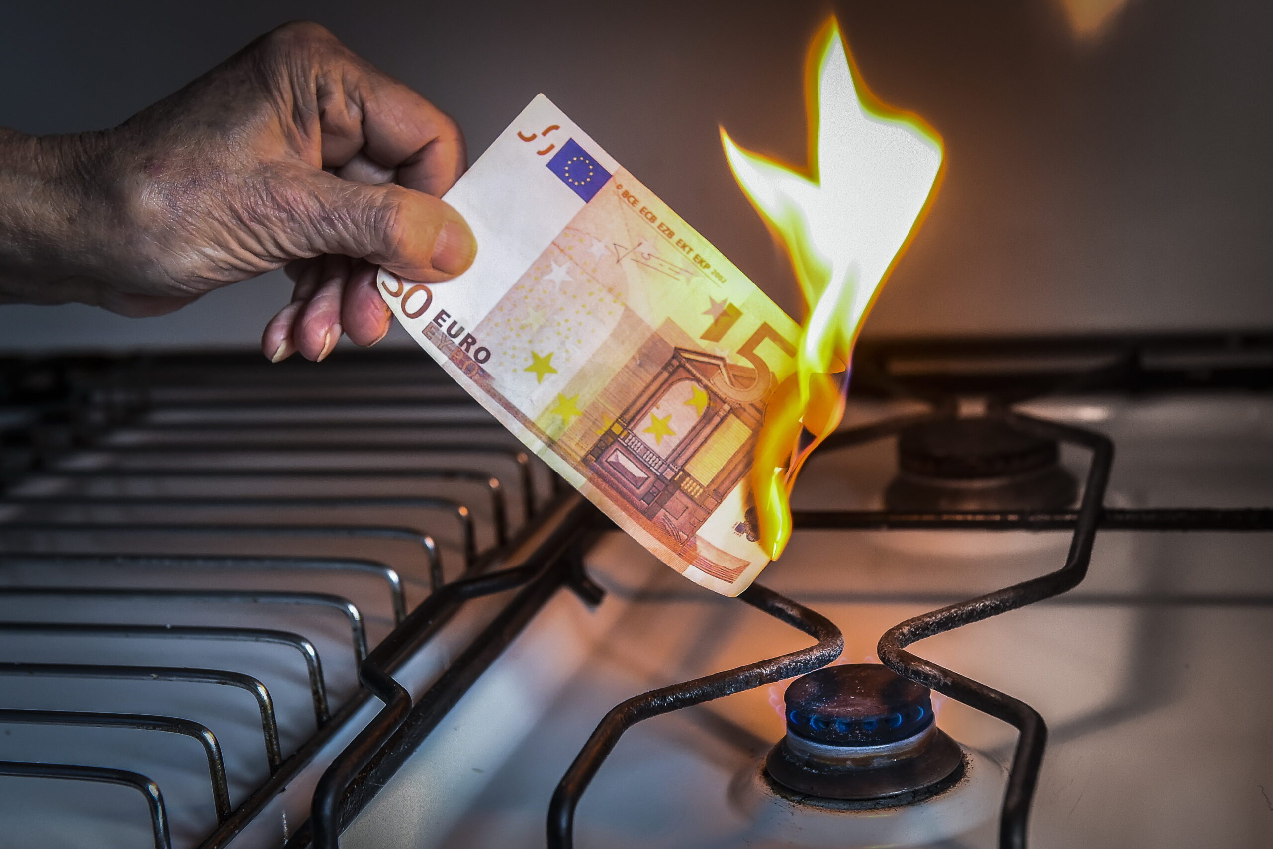 Perché le imprese pressano il governo sul caro bollette, ma il prezzo di luce e gas è sceso?