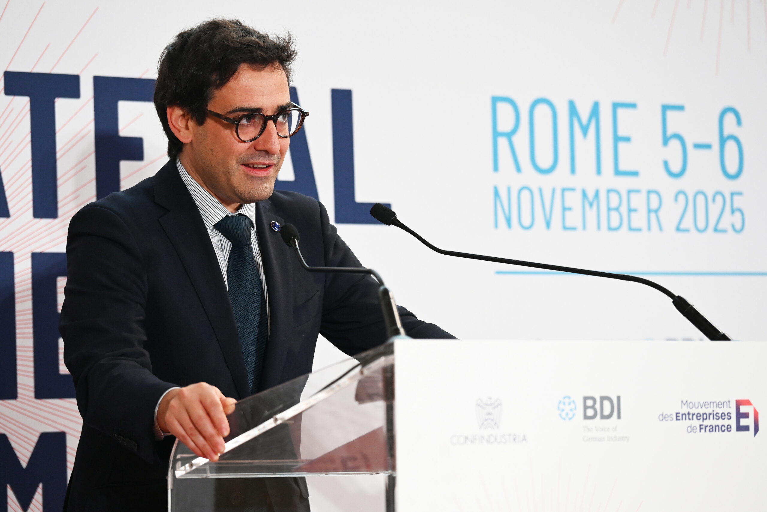 Difendere l’industria dell’auto Ue da Cina e America: il difficile piano di Séjourné