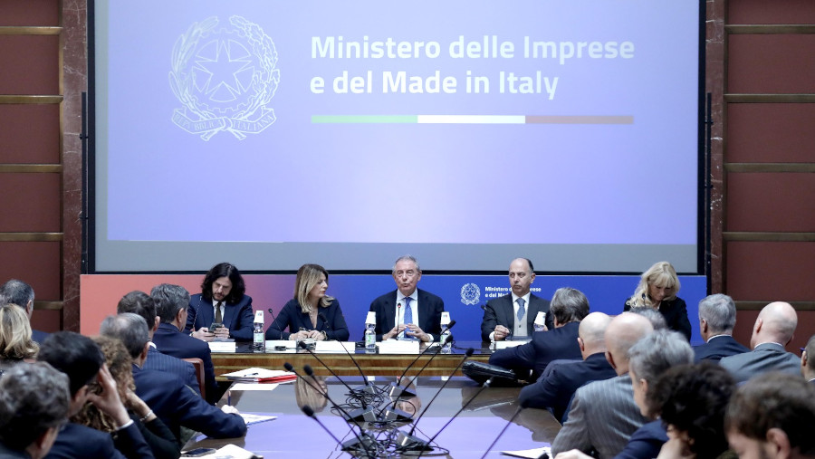 Tavolo automotive al Mimit: Urso chiede riforme radicali all’UE e presenta il fondo da 1,6 miliardi