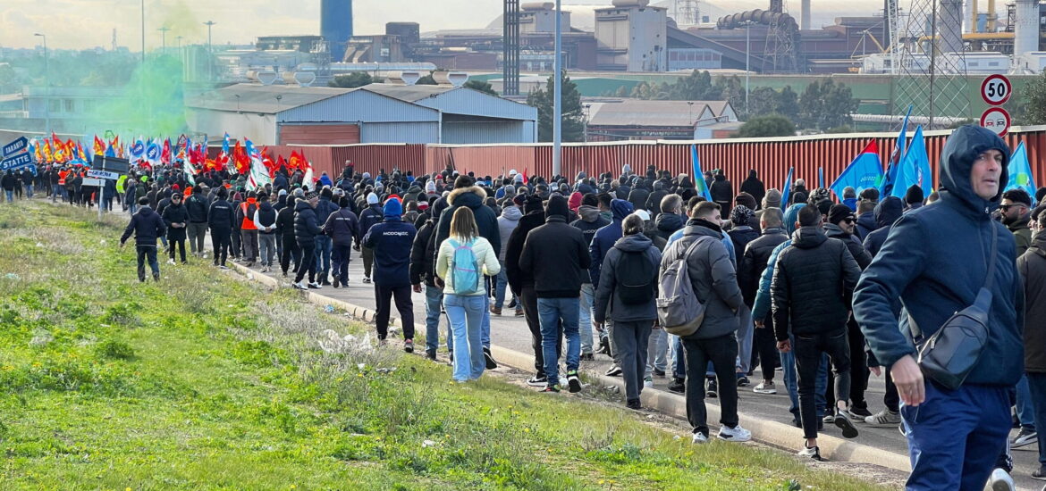 EX ILVA, MANIFESTAZIONE DI PROTESTA A TARANTO PER IL RISCHIO DI CHIUSURA