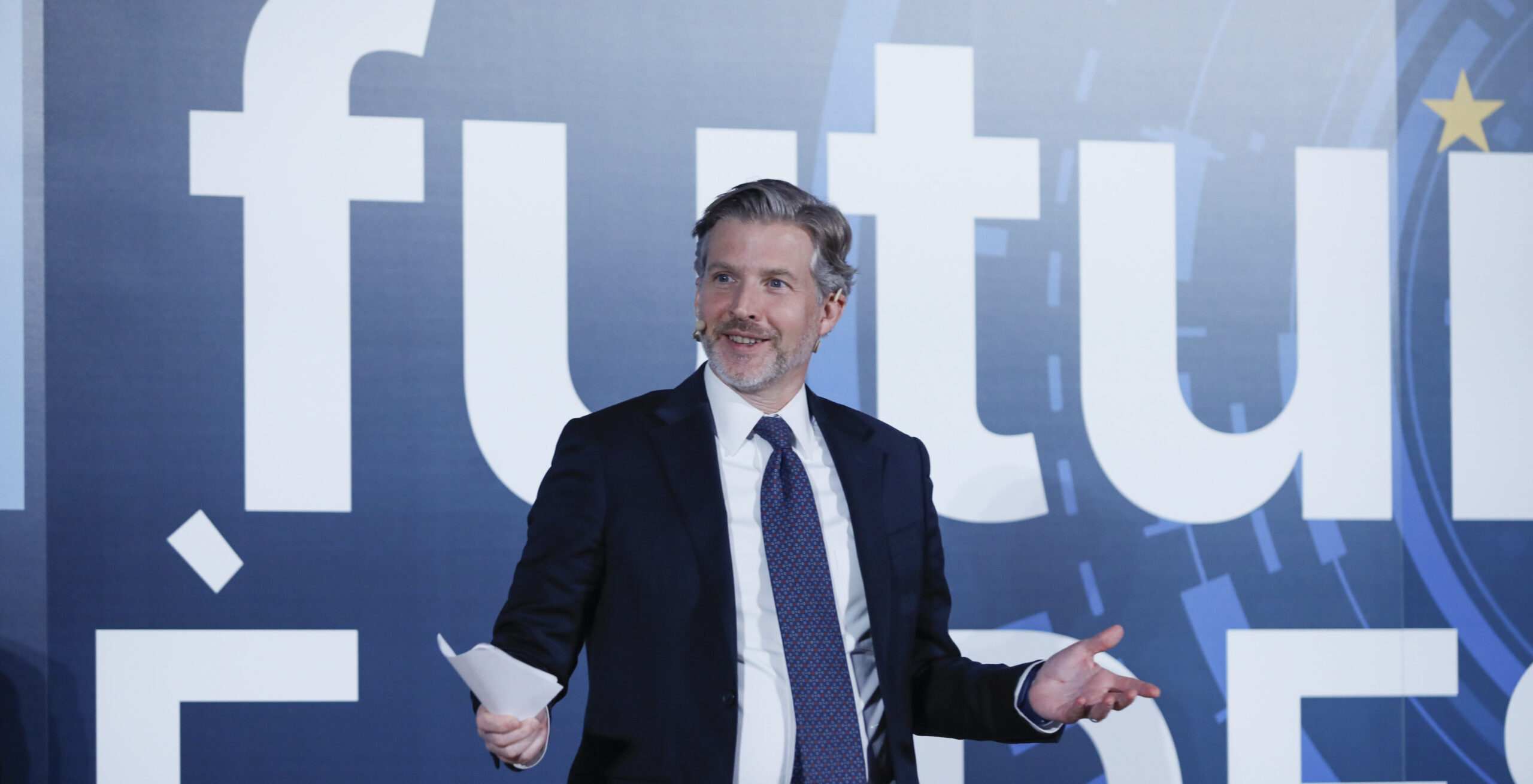 Spegnere gli incendi o alimentare i data center? Il dilemma del futuro. Parla Alec Ross