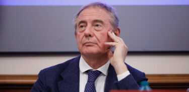 Prezzi carburanti crisi Iran 2026