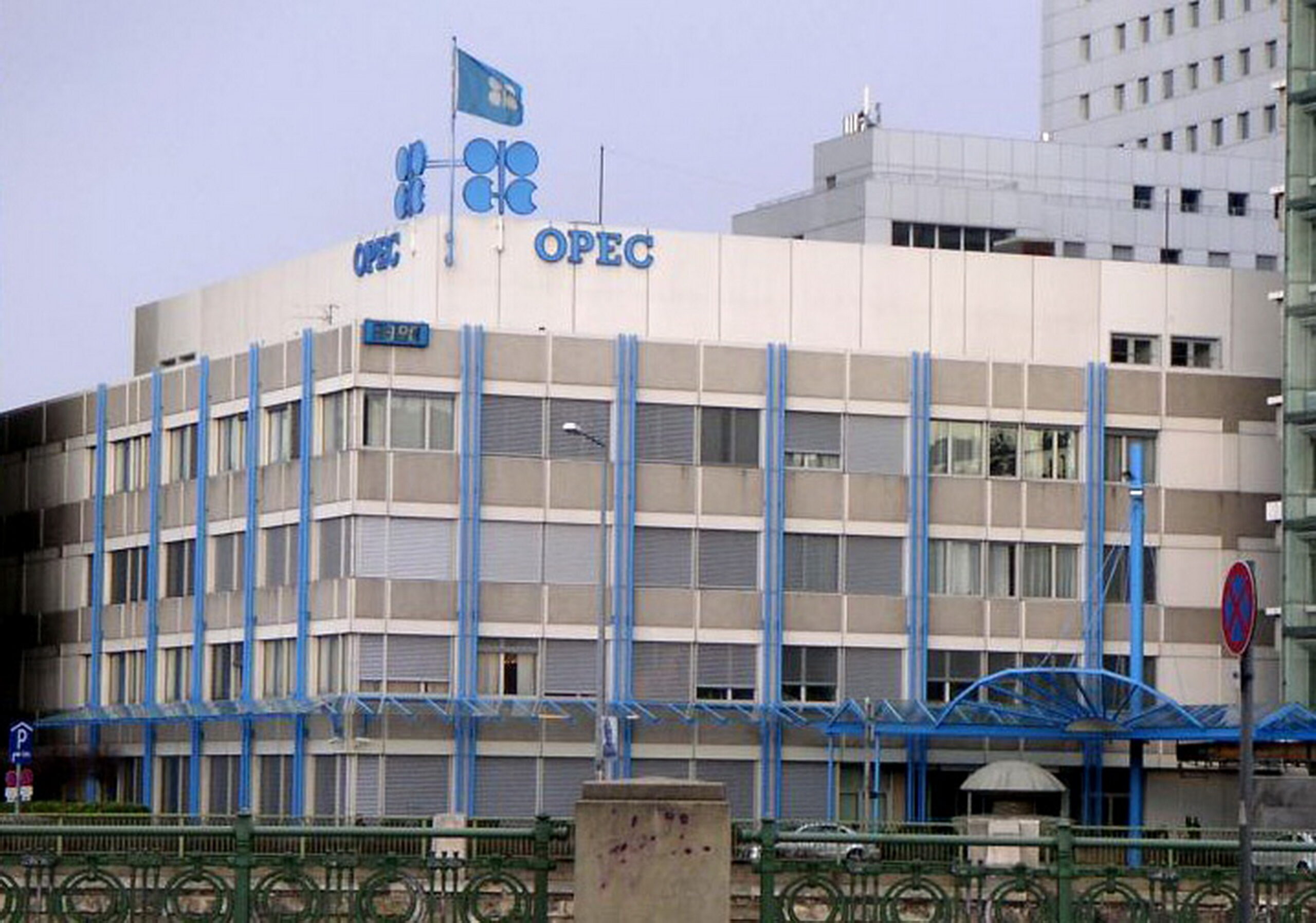 OPEC: domanda di petrolio in crescita fino al 2050, nessun picco in vista nonostante la transizione