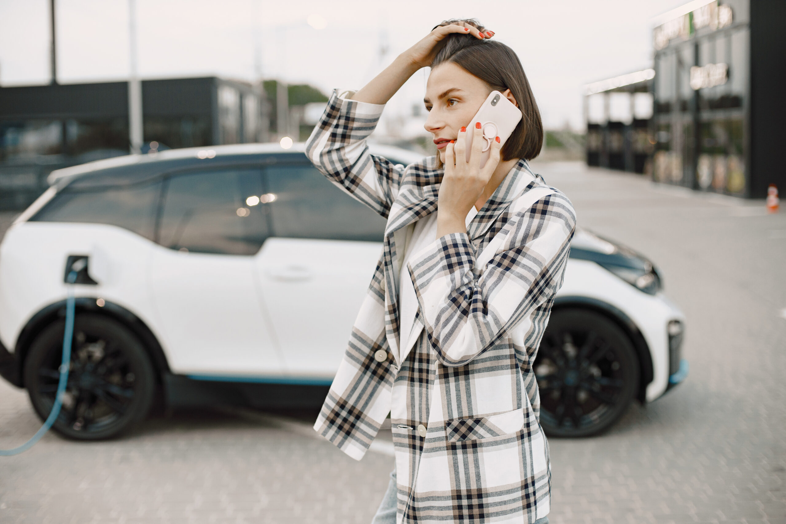 Le vendite di auto elettriche sono al palo. Ecco perché l’Italia è fanalino di coda in Ue
