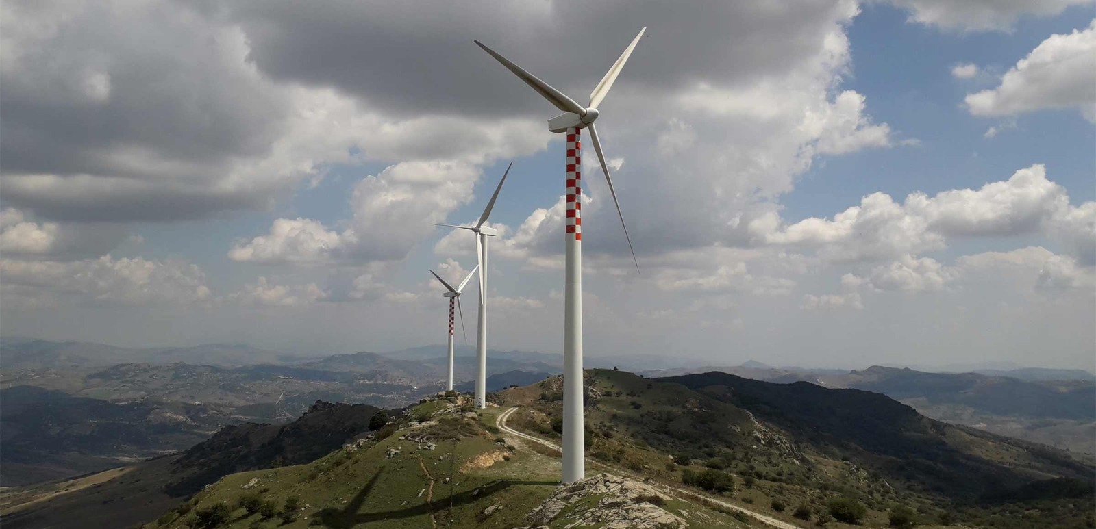 Energia eolica in Italia: i parchi del vento diventano la nuova frontiera del turismo sostenibile