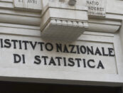 Istat: Più fotovoltaico e autobus a basse emissioni nei Comuni capoluogo, tornano a crescere i rifiuti urbani
