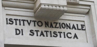 Istat: Più fotovoltaico e autobus a basse emissioni nei Comuni capoluogo, tornano a crescere i rifiuti urbani