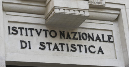 Istat: Più fotovoltaico e autobus a basse emissioni nei Comuni capoluogo, tornano a crescere i rifiuti urbani