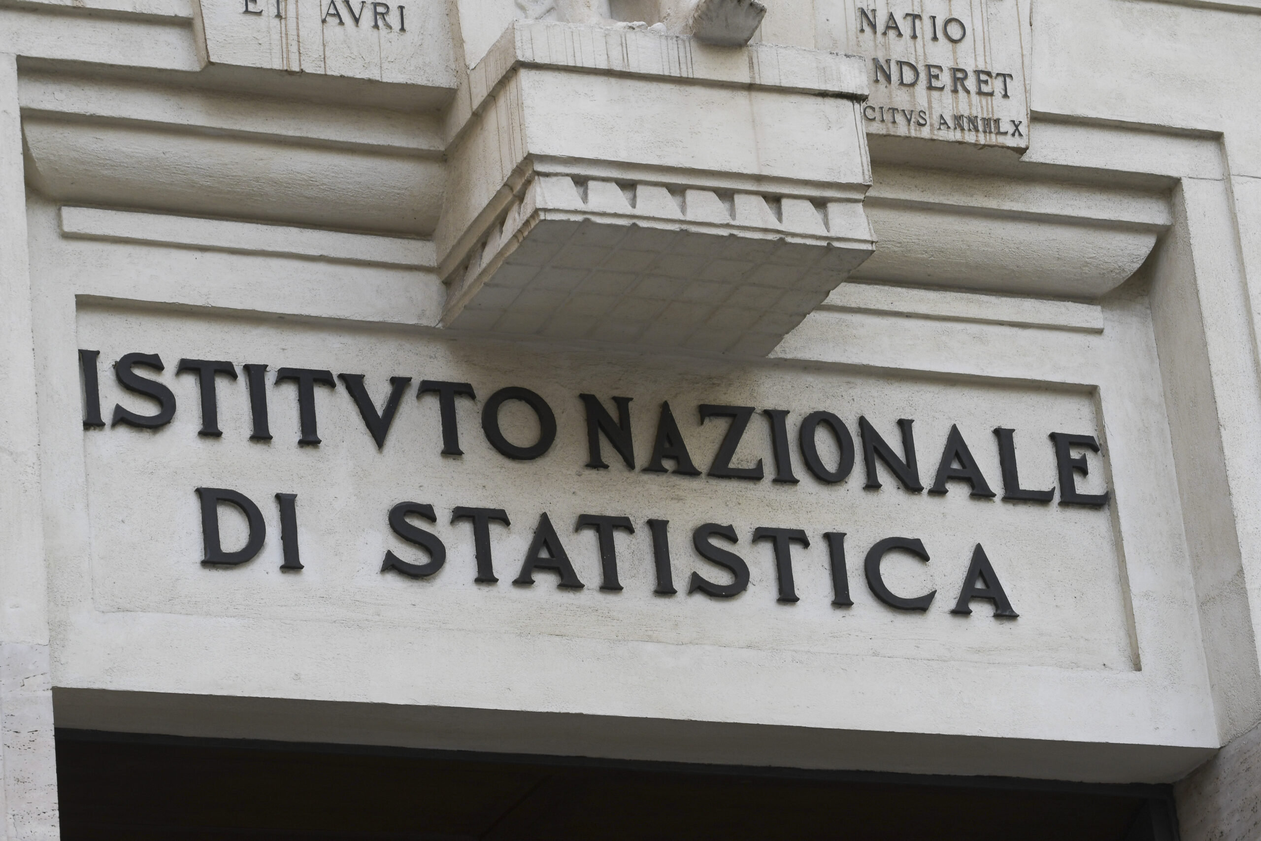Istat: Più fotovoltaico e autobus a basse emissioni nei Comuni capoluogo, tornano a crescere i rifiuti urbani