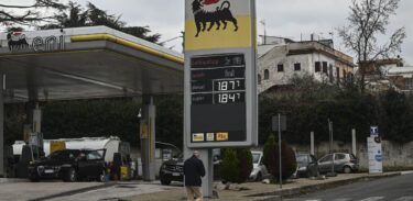Benzina sotto i 2 euro e diesel calmierato: la mossa a sorpresa di Eni che fa crollare i prezzi