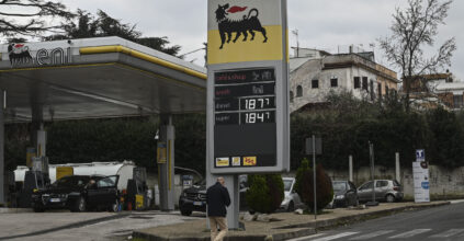 Benzina sotto i 2 euro e diesel calmierato: la mossa a sorpresa di Eni che fa crollare i prezzi