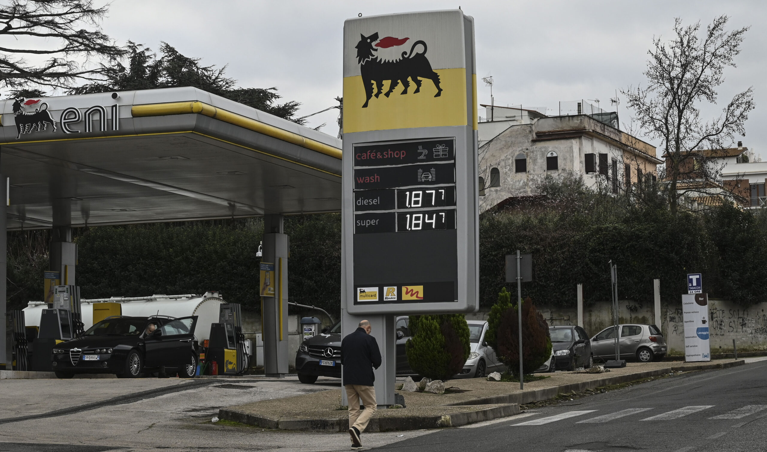 Benzina sotto i 2 euro e diesel calmierato: la mossa a sorpresa di Eni che fa crollare i prezzi