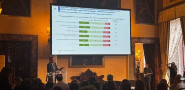 Bollette troppo alte, gli italiani rinunciano a termosifoni e climatizzatori: l’indagine Piepoli-Renael