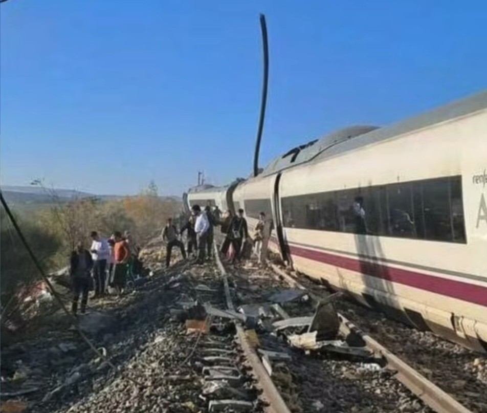 Tragedia sull’alta velocità: scontro tra treni a Toledo, vagoni nel vuoto e strage di passeggeri